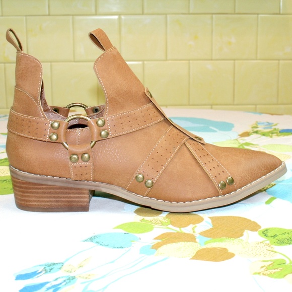 Edgy Studded Harness Pointy Toe Ankle Boot NIB - Picture 3 of 8